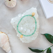 Ladda upp bild till gallerivisning, Elegant and unique Green Aventurine bracelet with a hamsa charm and details in 18k gold-plated 925 Sterling Silver and brass. Presented on a crystal cluster beach style.
